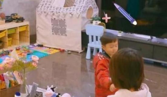 帶你參觀鄧莎住的豪宅，客廳上都擺滿了玩具，裝修豪華顯得很浪費