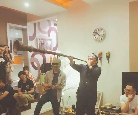 带你看看刘欢住的豪宅，房子装修布置很气派，不愧是音乐界一哥