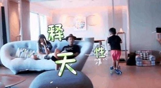 帶你參觀陳小春的豪宅，客廳大到能玩滑板車，還有個超大落地窗