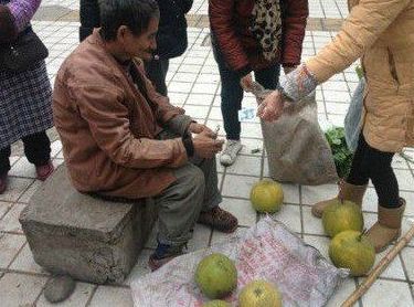 60岁老人寒风中卖柚子，2女1男用手段骗大爷，良心都不痛吗！