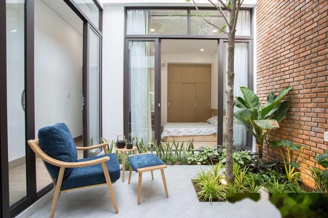 婚后不跟父母住，在隔壁再建一栋，小夫妻天天住新房三餐去老房吃