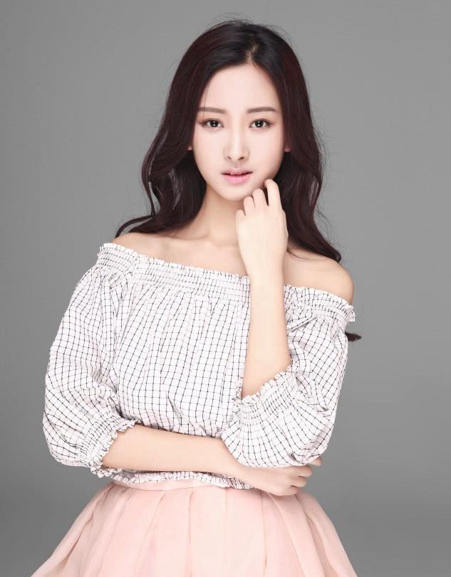 美丽动人，代文雯娇俏甜美大秀香肩锁骨