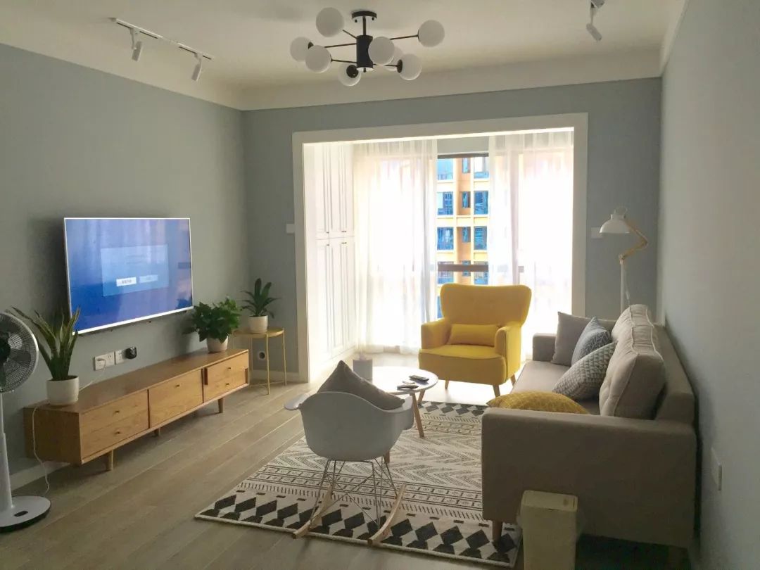 简单刷漆的电视墙，搭配精致软装，算不上高档，却也很大方！