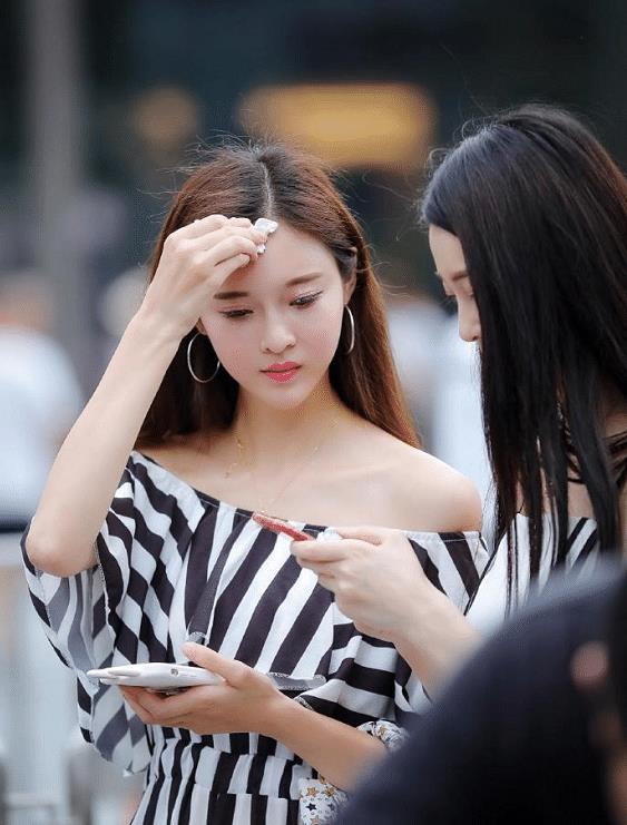 街拍：少妇的美，竟找不到任何形容词来形容她