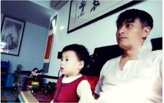 晒章龄之住的豪宅，家里餐厅连餐桌和盘子都没有，头次见这样的