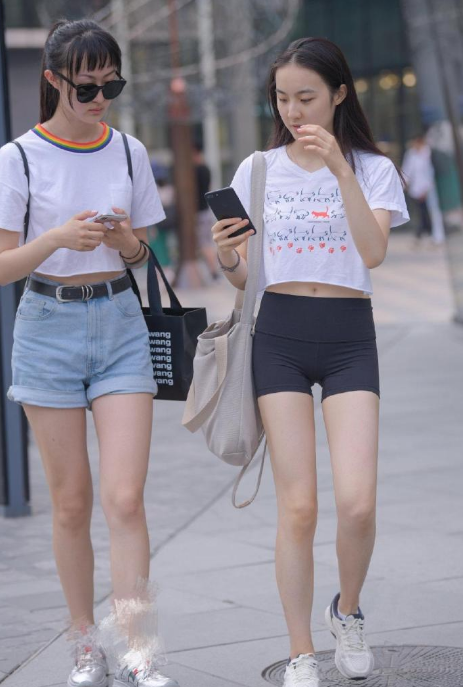 黑色紧致短裤街头拍摄，青春的气息