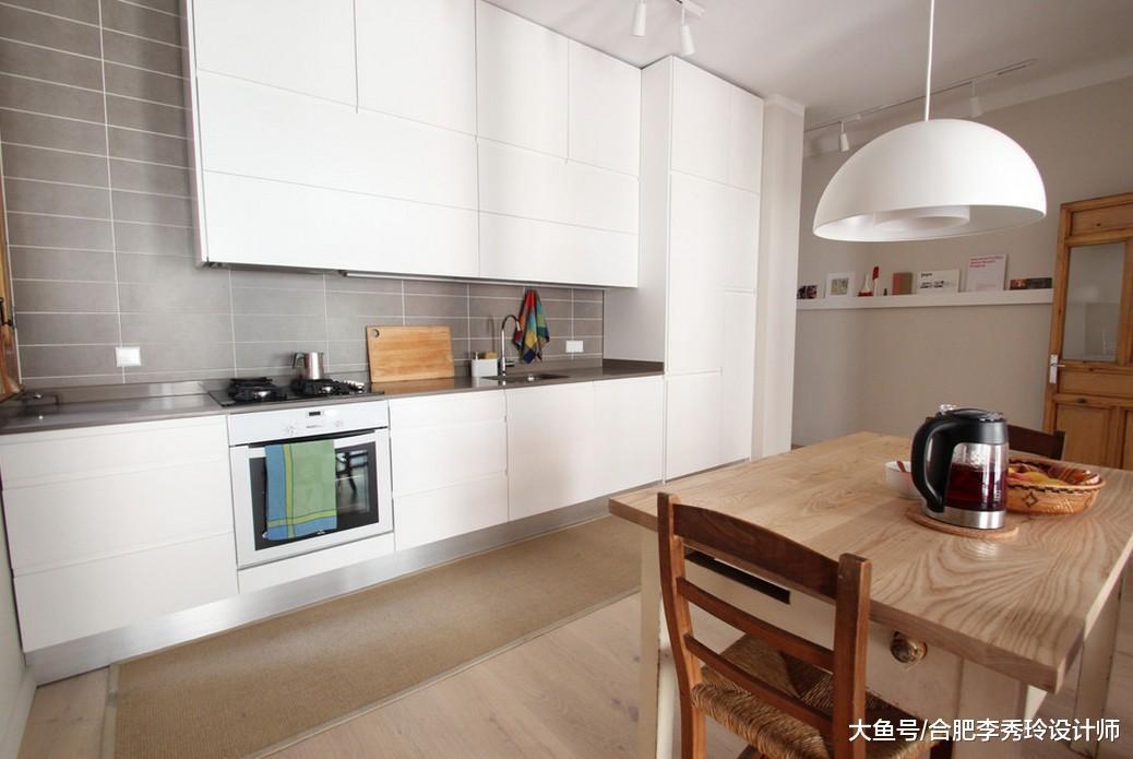 橱柜底部加块板，再也不担心踢坏柜门了，还好师傅提醒的早！实用不贵