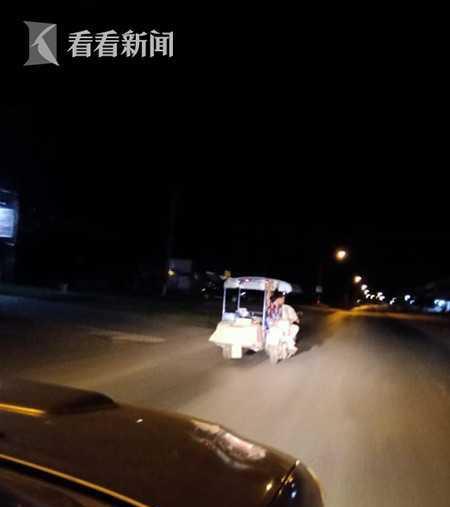 男子帮拾荒老伯运废品回家 见其住所秒崩溃：你狠