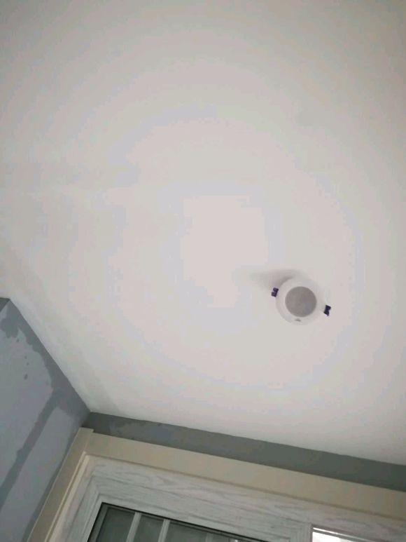 新家裝修好，就等家具進場。可鄰居家裝修淹了我家，怎么找她賠償