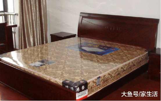 卧室床垫的塑料膜要不要撕掉？我家把它当保护膜，师傅一看就摇头