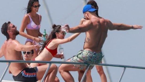 会玩！帕帅格力芬与多名比基尼美女狂欢，火辣身材让人羡慕不已