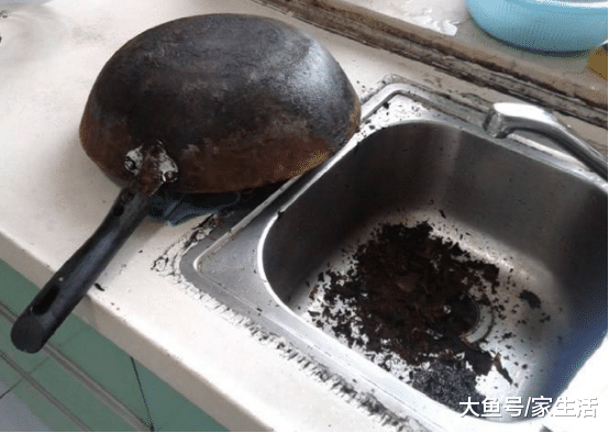 锅底黑灰又脏又厚，老保姆教你这招清洁，管用还不费劲