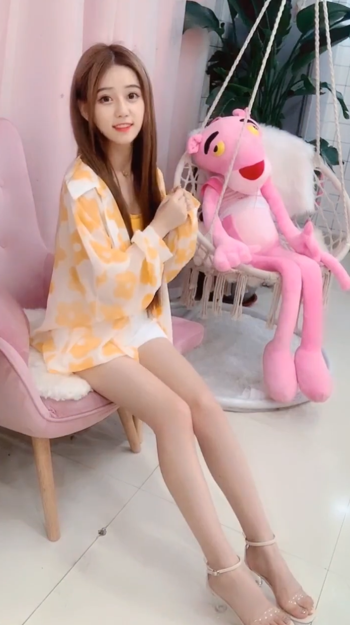 粉红窗帘，粉红椅子，粉红玩具豹，少女心十足