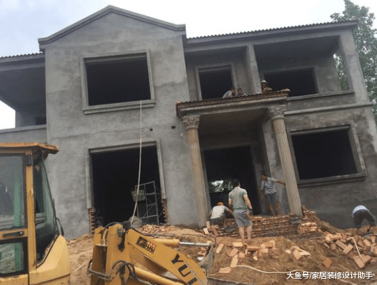 水田旁砸30万建房，为了脸面将地基抬高了2.4米惹得村里人一脸嫌弃