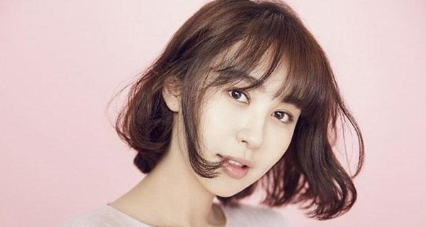 晒李菲儿住的豪宅，客厅布置不是一般的乱，完全不像是明星住的