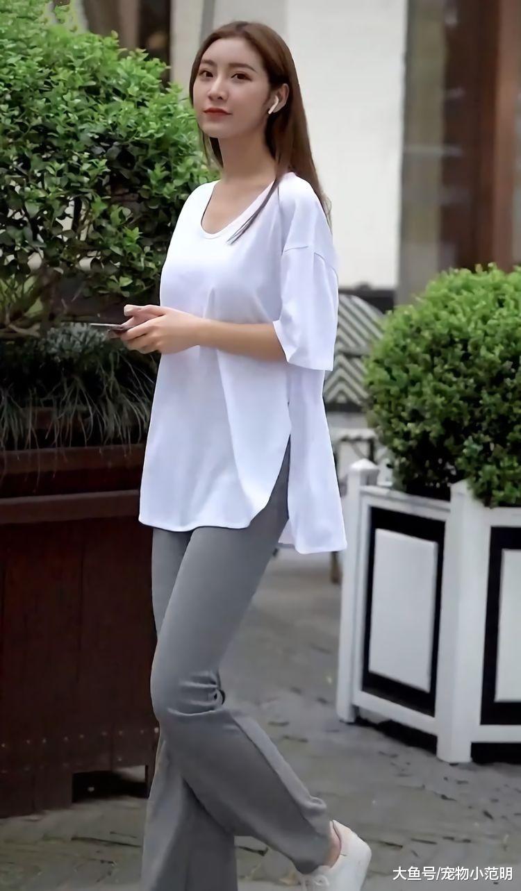 美女这穿着不知道是出来买菜的还是逛街的呀，这套睡衣似的跟脸完全不搭呀！