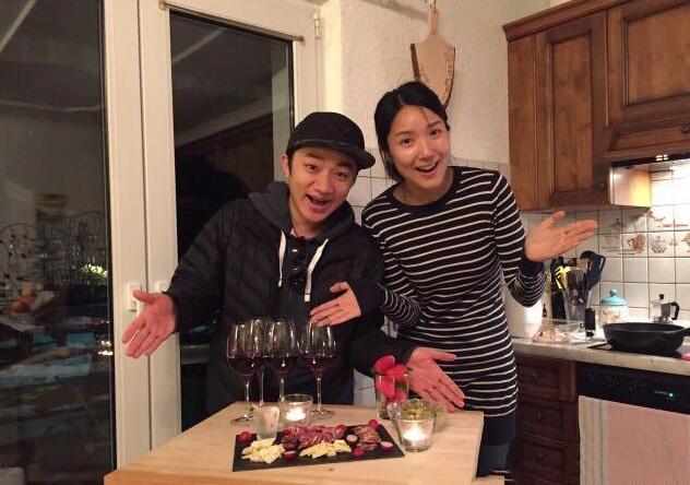 参观王祖蓝在香港的家，看电视连灯都不舍得开，真是太节俭了