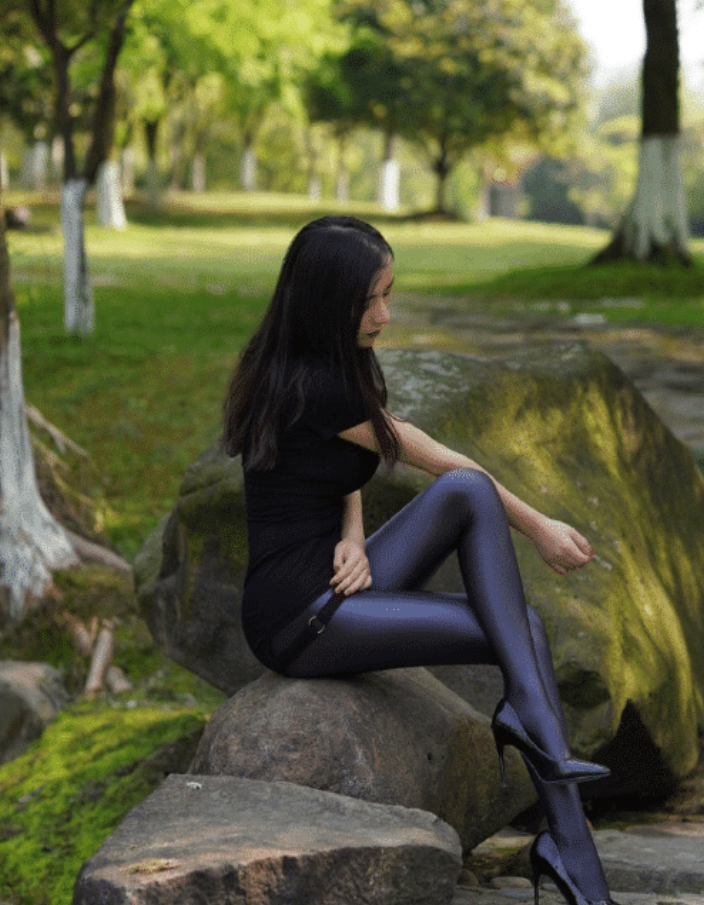 谁能告诉我，这位少妇穿的是一条什么裤子？