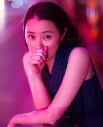 前男友和她刚分手就立马结婚了，如今深受情伤，47岁一直未婚