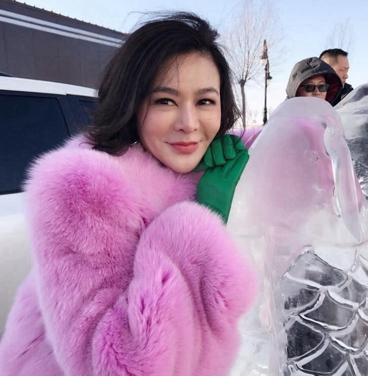 美丽冻人，关之琳现身冬捕，穿粉皮草贵气