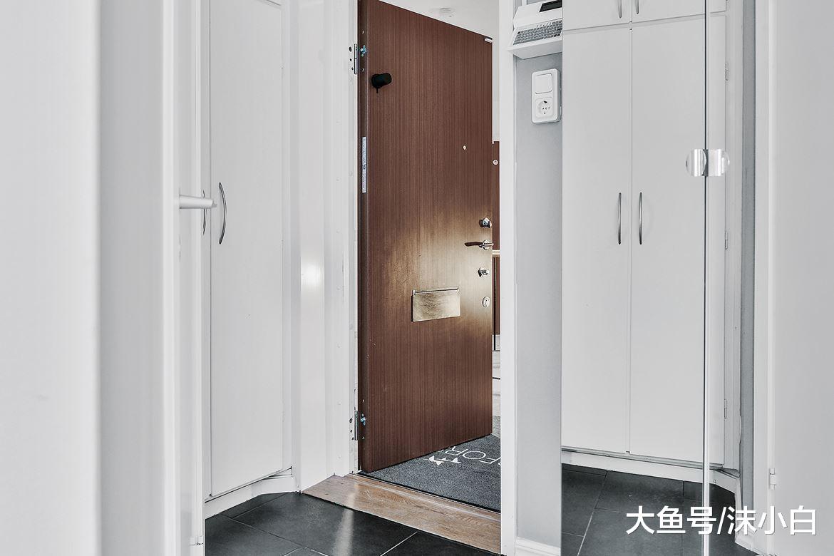 沒有臥室直接睡客廳，廚房3步路走完！房東收租：有女朋友不？
