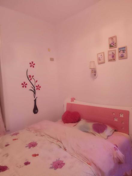 朋友入住一年的新房, 进门玄关就让人眼前一亮, 瓷砖特别像玉石!