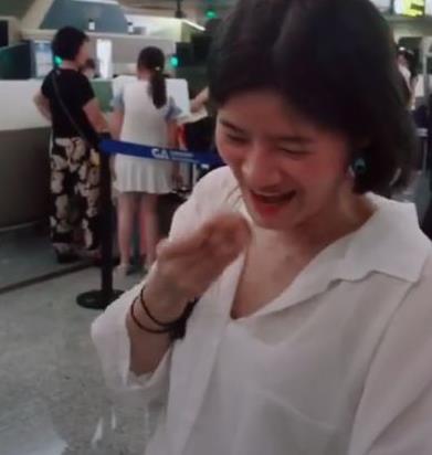 一女生因过不了安检，竟然直接在机场卸妆，网友表示：我想娶她！