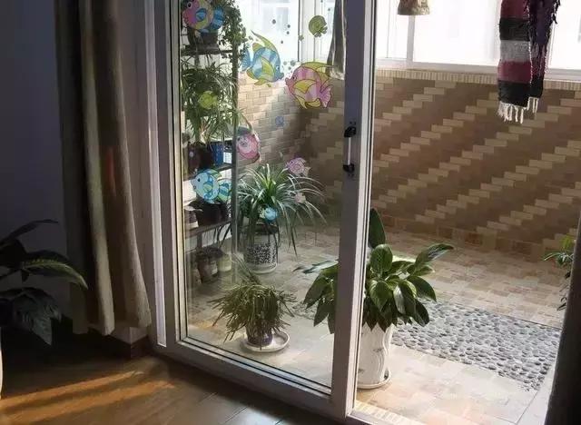 阳台别再贴瓷砖了，看人家用鹅卵石多漂亮，脱鞋跑步还能健身！