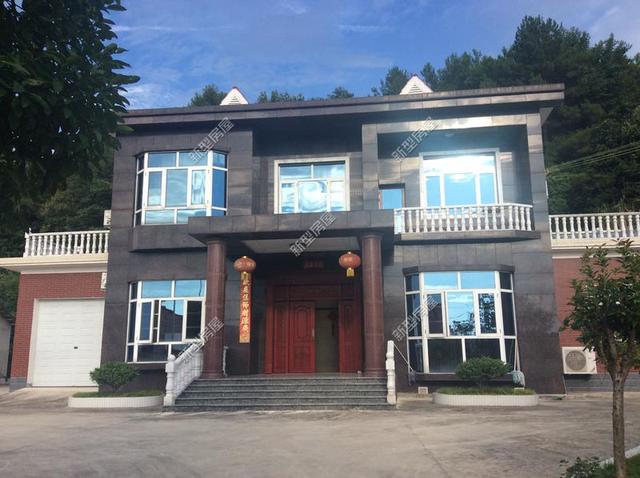 全村争议最大的房子，外墙全是黑色石头，你见过这样的吗？