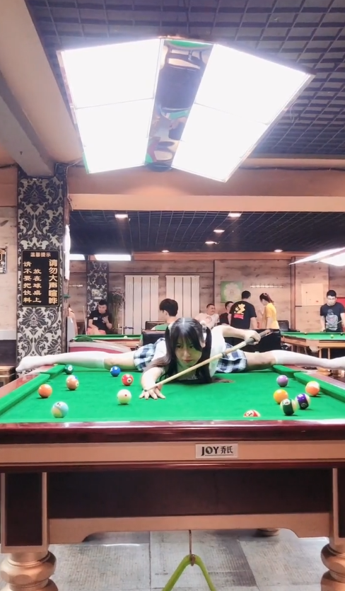 美女虽然你很秀，可是这么打球犯规了吧！