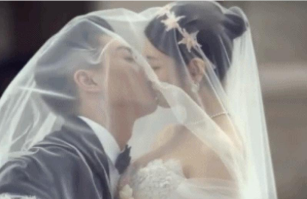 明星的“婚礼吻”：王祖蓝生猛，贾乃亮吻脚，第四位我可以笑1年