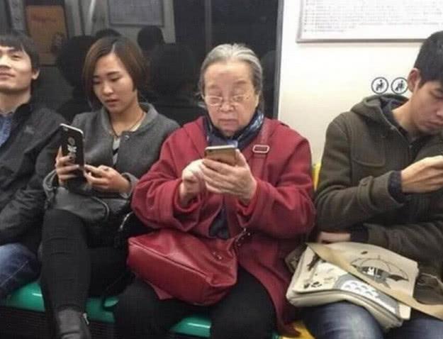 《还珠》20年后，主演几乎都开上了豪车，而只有她仍在挤地铁