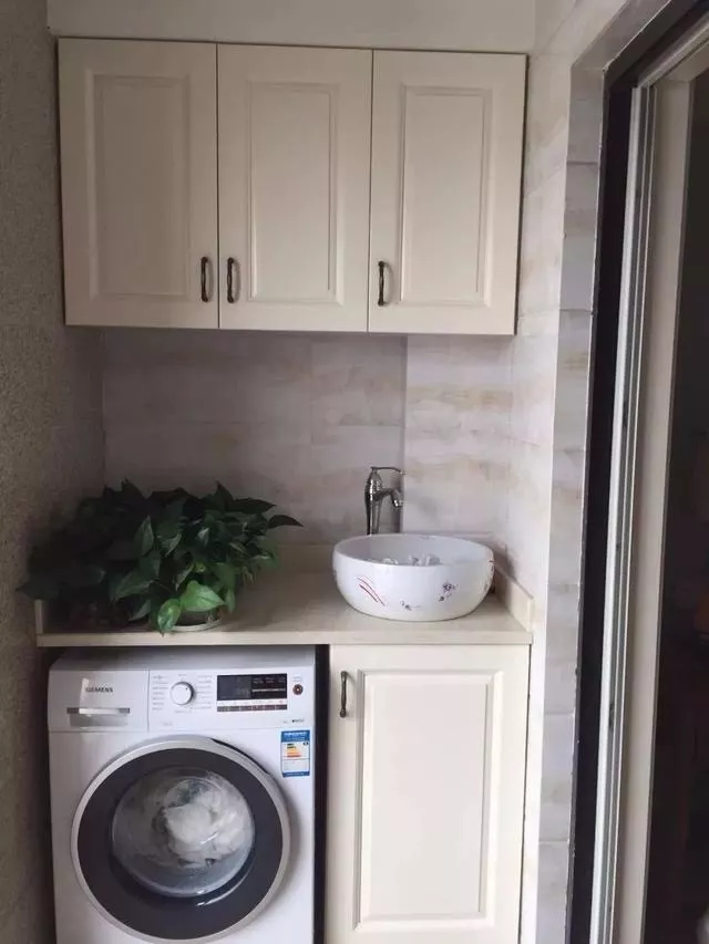 我家小户型阳台面积也不大，但却让人觉得实用又美观