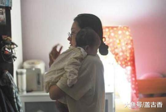 老金毛突然咬向孩子，主人顿时大发雷霆，得知真相后令人潸然泪下