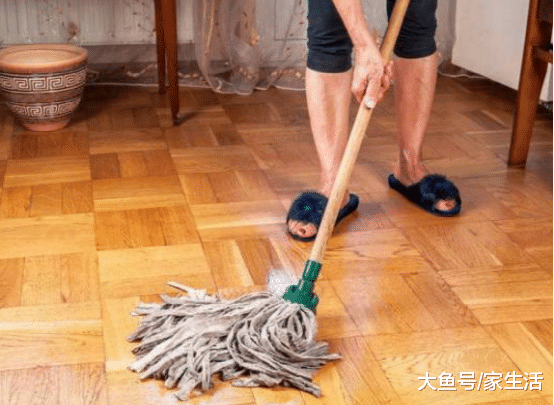 头一次见拖地时这样做，地面干净又不吸灰，这个小窍门太管用了