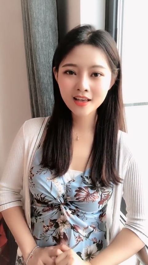 小姐姐很有大家闺秀的气质，很是讨人喜欢