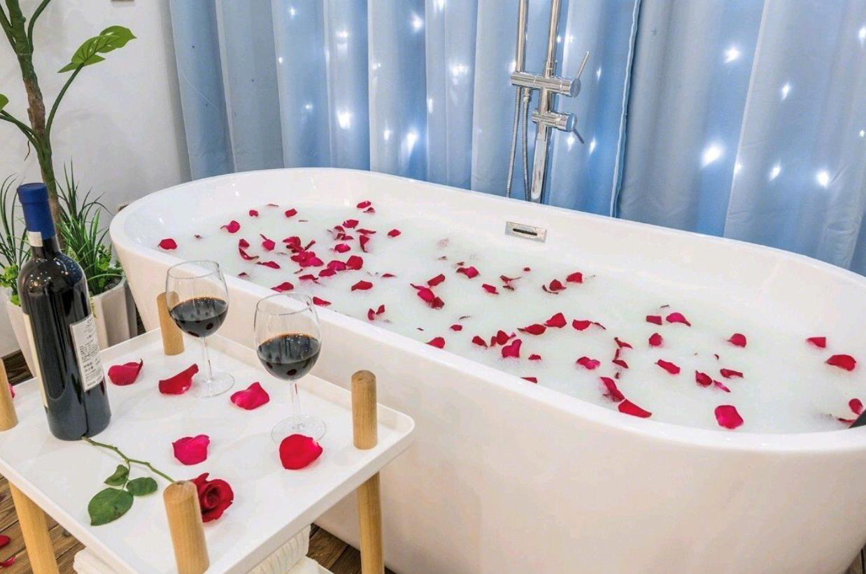 再小的浴室也该拥有浴缸，因为它的重要性仅次于床！