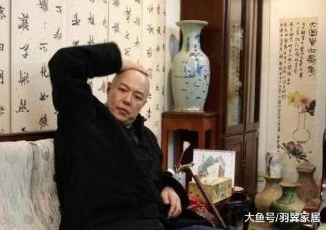 一起參觀張鐵林住的豪宅，家里擺滿了古玩，書房的空間非常大