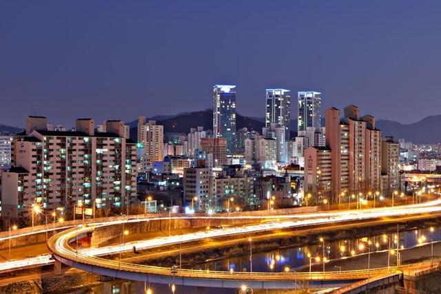 近期多个城市下调了房贷利率, 刚需买房的利好时机来到了吗?