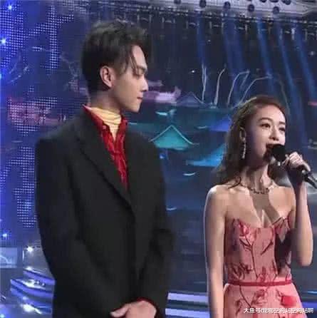 吳謹言禮服意外滑落，徐凱用眼神瘋狂暗示，兩人cp感超甜！