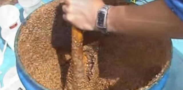 将鹅卵石打碎，搅拌均匀铺地上，比普通水泥地面寿命还要长20年！