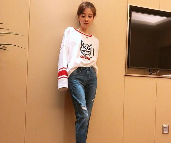 晒晒冯提莫现实中的家，家里最多东西是玩偶，钱都花在玩具上了