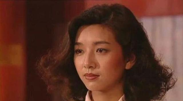 江珊和徐帆都在优雅老去，而她偏偏不服老，把自己整得人不像人