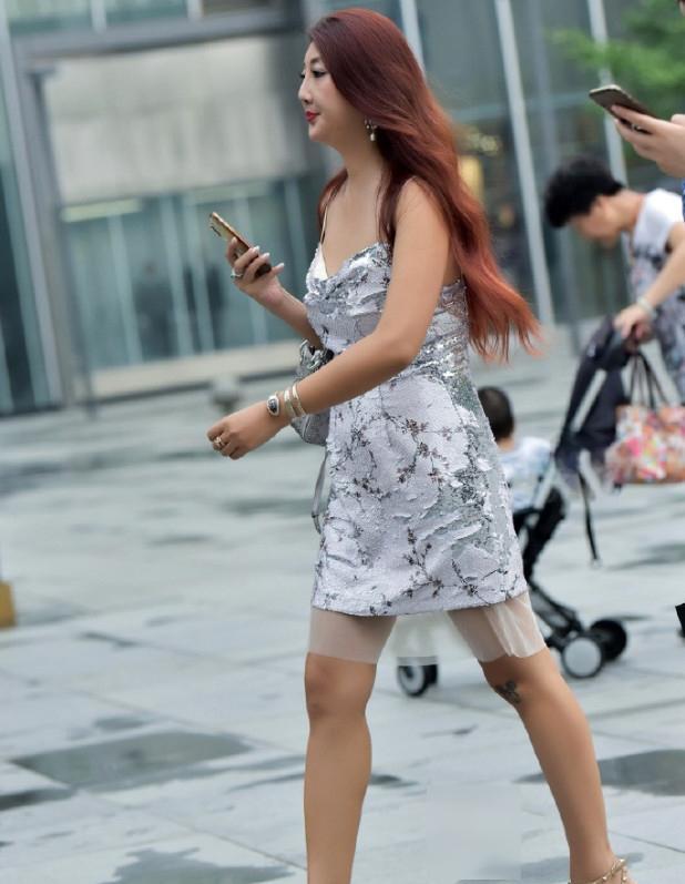 街拍：大龄女神风韵尤存，饱满的身材娇艳欲滴