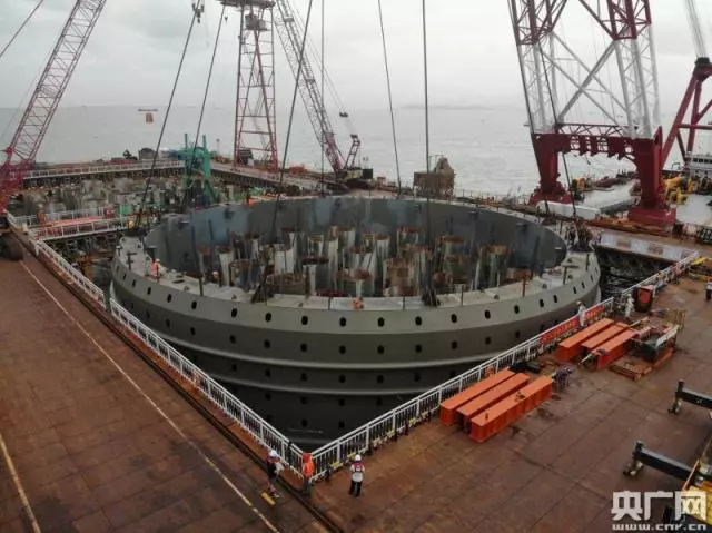 10小时连续施工深中通道伶仃洋大桥首个钢吊箱成功下放