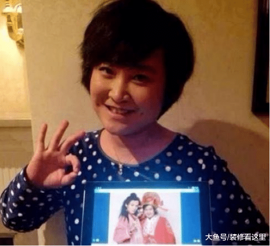 贾玲晒出自己的房子，装修只是简单刷了大白墙，平时喜欢吃小龙虾