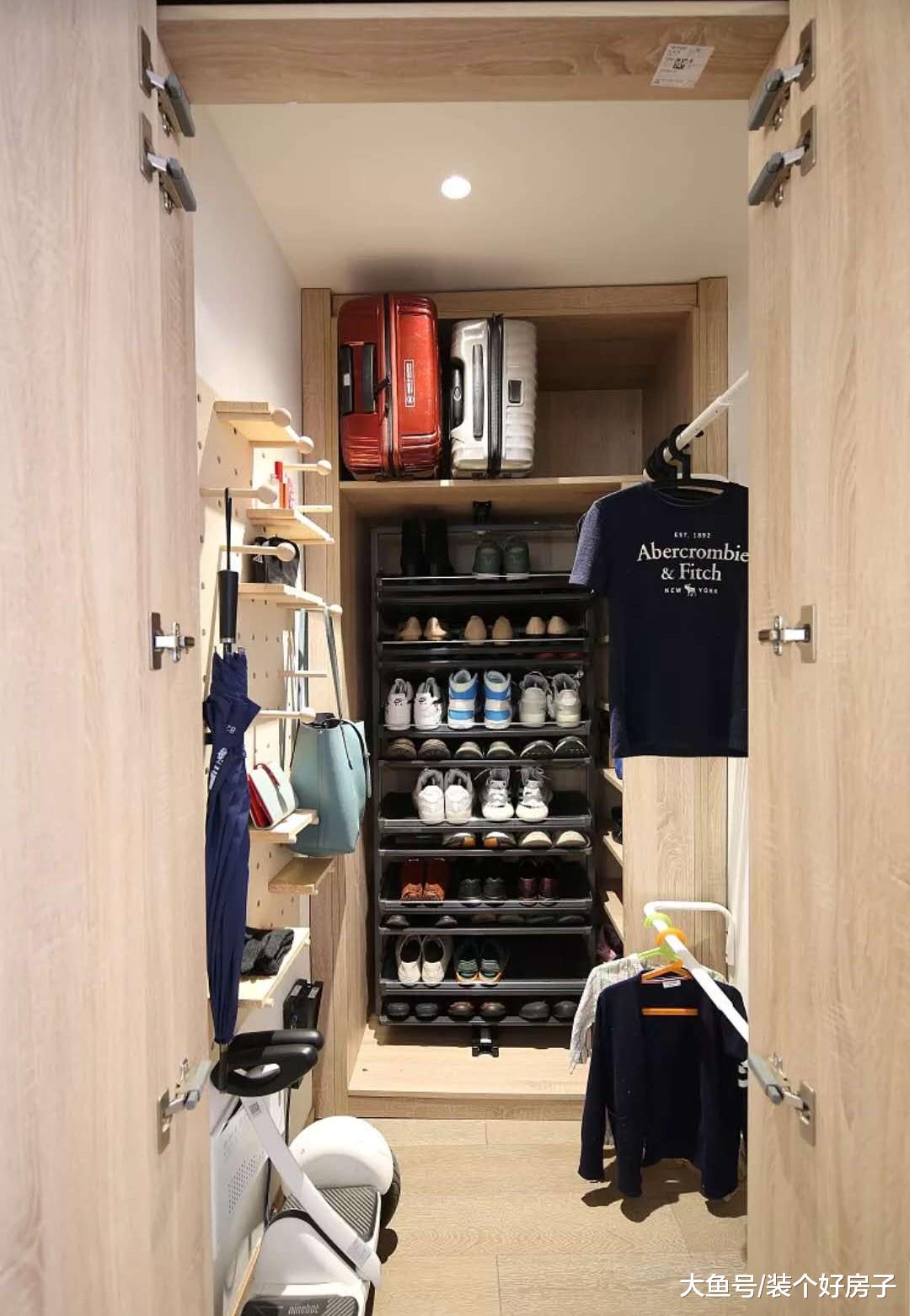 客厅容纳衣帽间，餐厅兼做办公桌，这个130㎡三口之家高效又舒适！