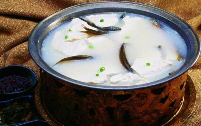 中国名菜泥鳅钻豆腐，泥鳅真的会钻到豆腐里吗打开锅盖太吃惊