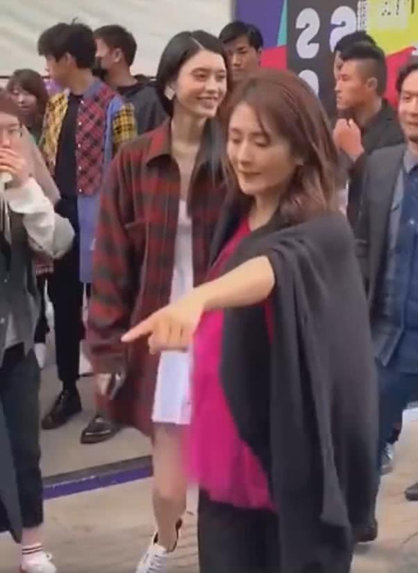 奚梦瑶产后秀腿，街头大笑瘦成“排骨相”，看把身体糟蹋成啥了