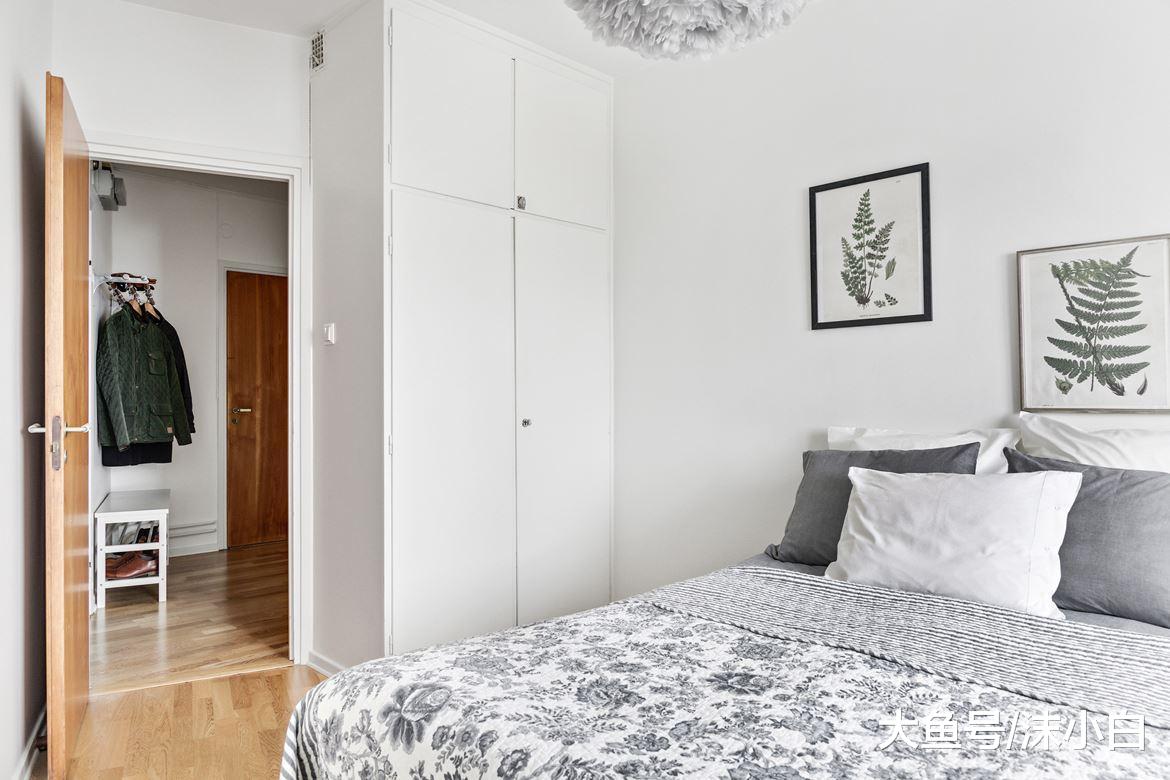 打拼9年，为表孝心买下57平小户型，在卫生间门口装衣柜！晒晒